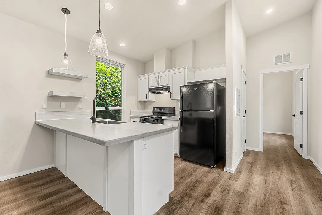 3 bed, 900 sqft, $2,200 — Photo 1