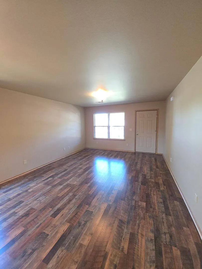 813 W. 14th St — Photo 2