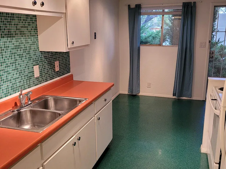405 Columbia Dr SE #C — Photo 2