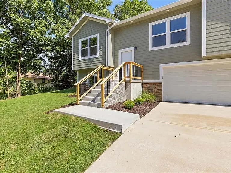 135 Cedar Ct — Photo 2