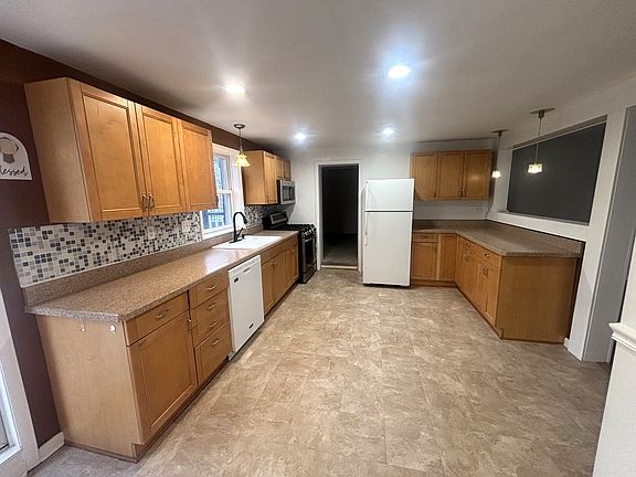 5th image of 440 W Meadow Ave