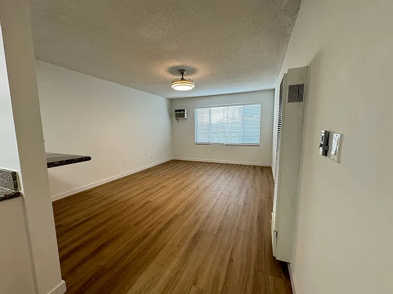 14220 Burbank Blvd — Photo 13
