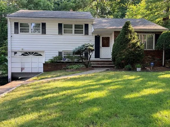 108 Morningside Rd, Paramus, NJ 07652