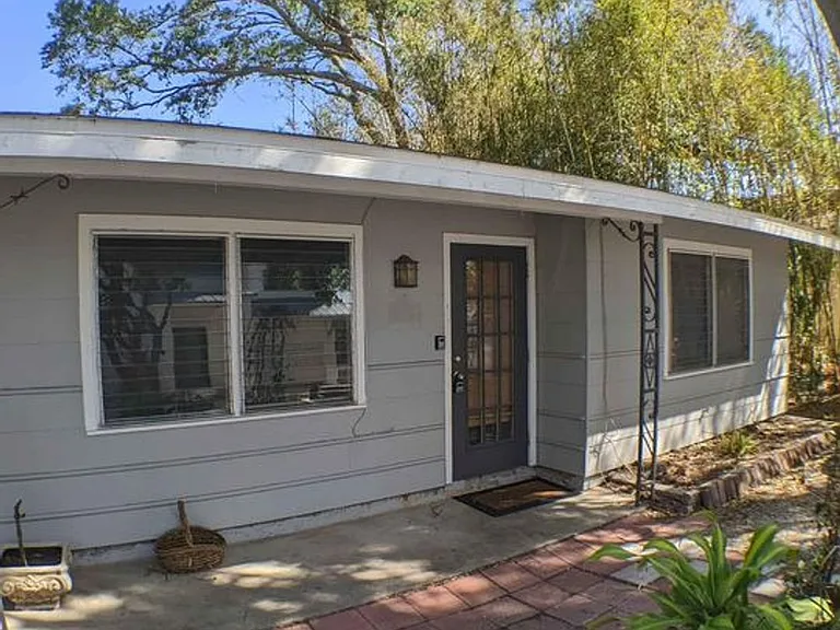 1637 Devonshire Ln — Photo 1