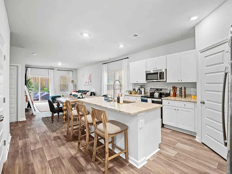 1041 Arborwood Ln SW — Photo 4