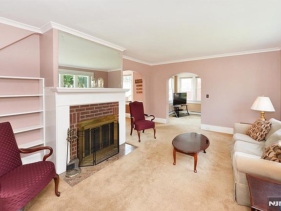 5th image of 76 Poplar St