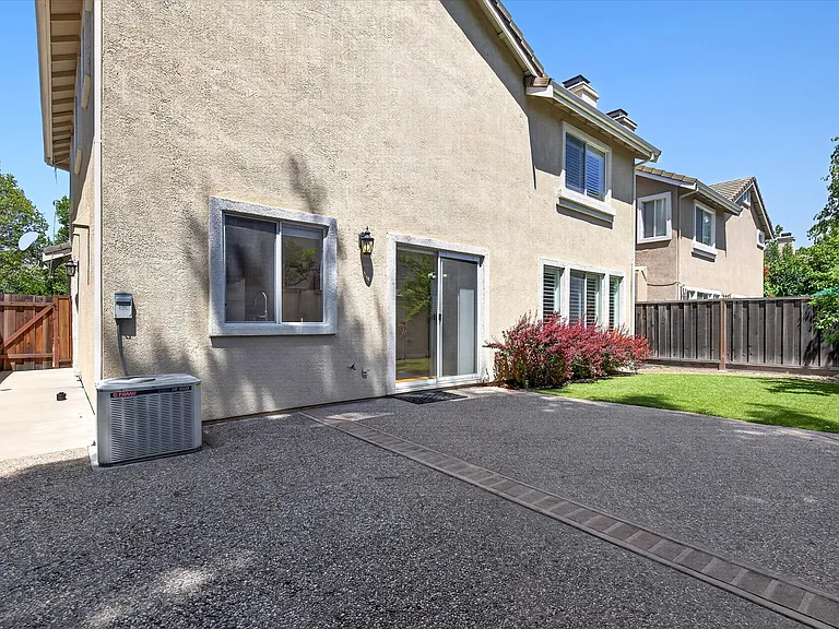 2056 Olivia Ct — Photo 29