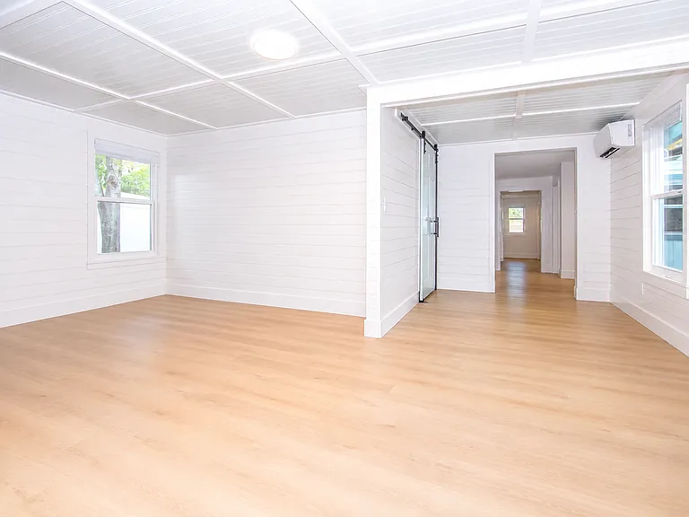 1114 Rosery Rd NW — Photo 2