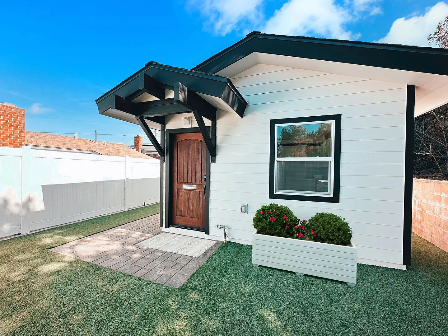 New & Modern 1 Bed / 1 Bath on Fire Mountain! 2 Miles to the Beach — Photo 1