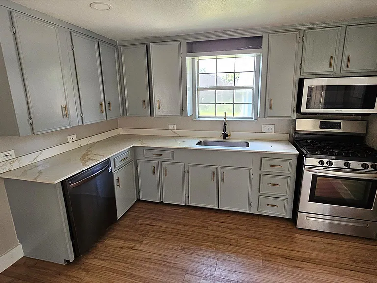2415 Perry St — Photo 4
