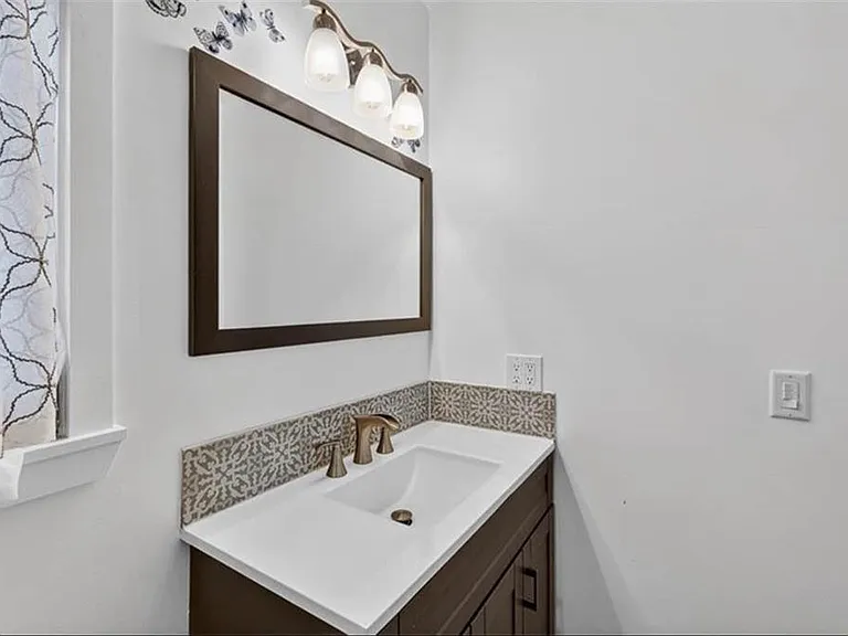 2329 Reynolds St — Photo 16
