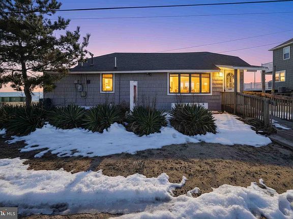 4th image of 102 Delaware Ave