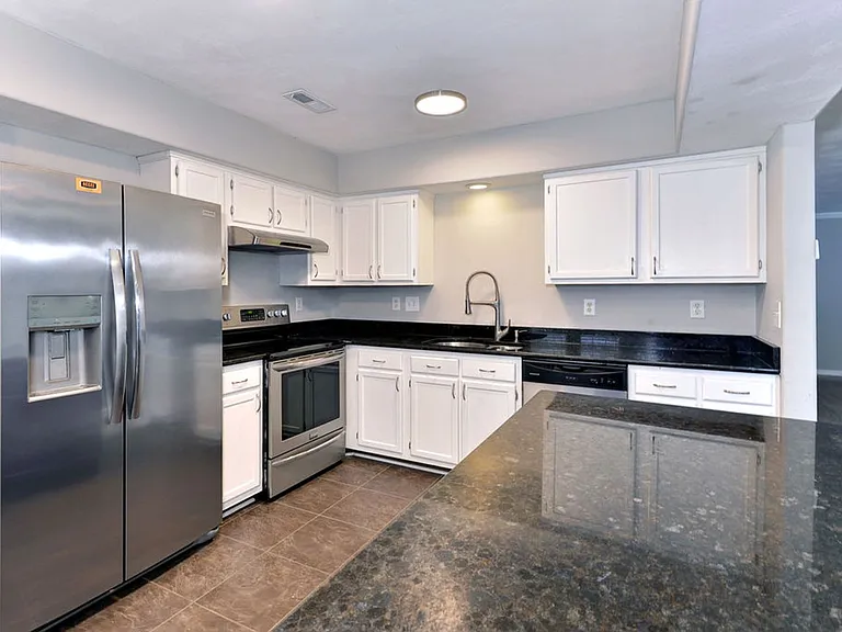 112 Post Oak Rd — Photo 10