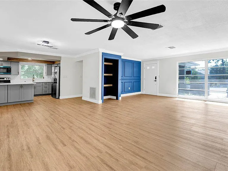 1395 Burnt Oak St — Photo 8