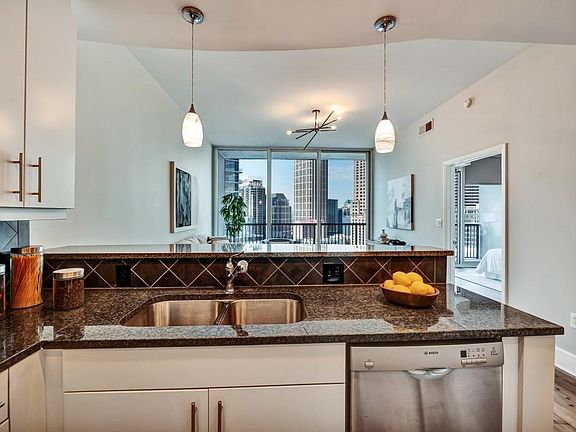 4th image of 1080 Peachtree St NE Unit 1701