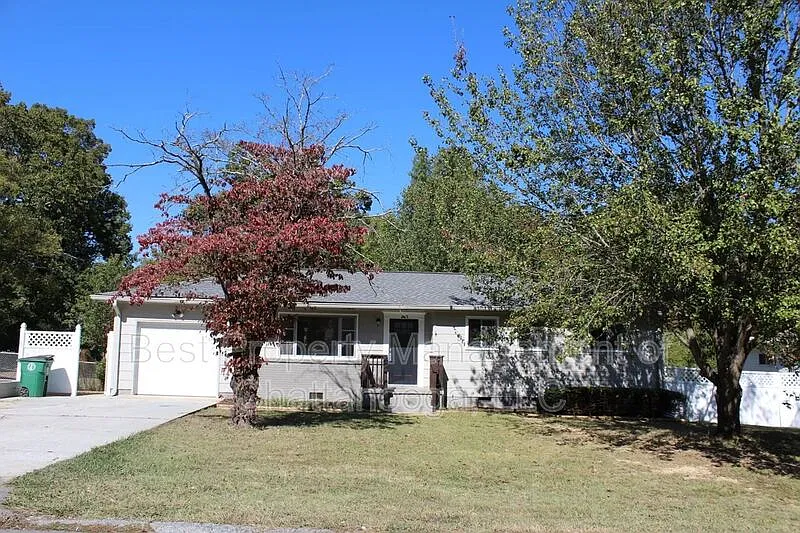 3 bed, 1.5 bath, 1200 sqft — Photo 1