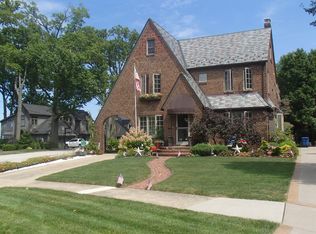 1047 Kenneth Dr, Lakewood, OH