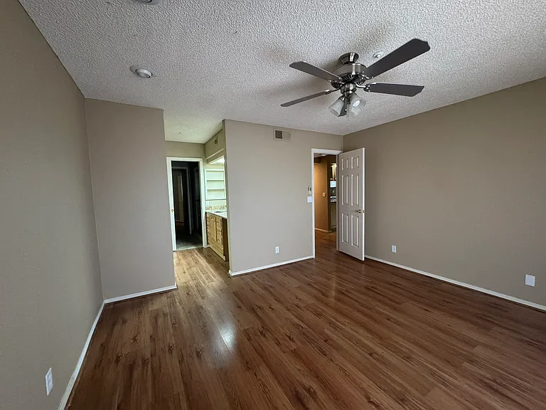 2022 Merrill Ln #6D — Photo 31