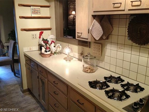 4th image of 2550 Glenmore Dr