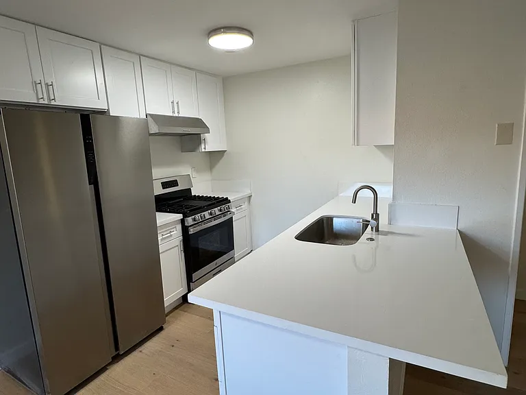 White quartz kitchen countertops and well-designed eat-in counter perfect for both entertaining and everyday living.