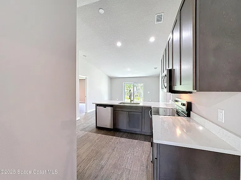 144 Roosevelt St — Photo 8
