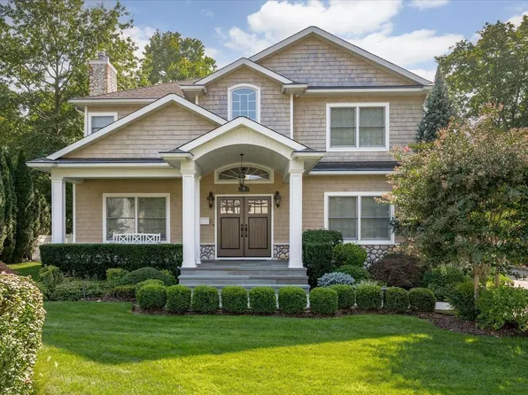 9 Briar Lane, East Hills, NY 11577