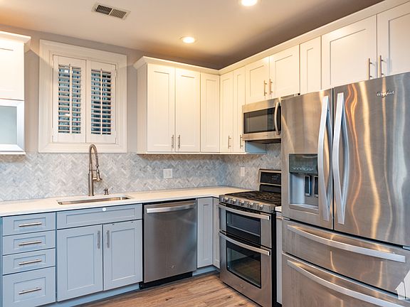 3rd image of 618 W Oakdale Ave