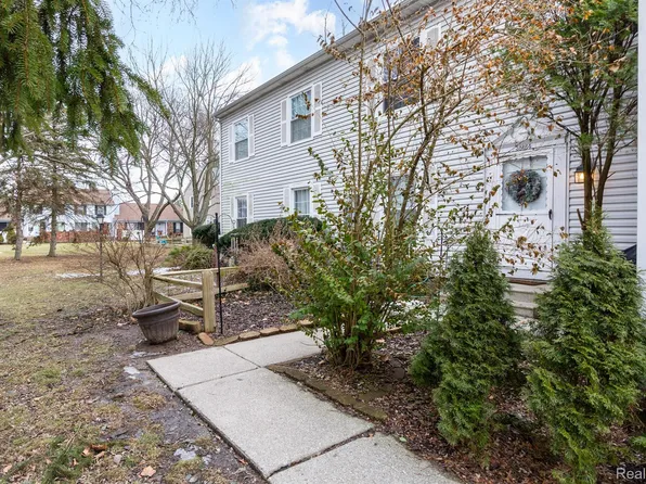 38664 Bay Ln, Clinton Township, MI 48038