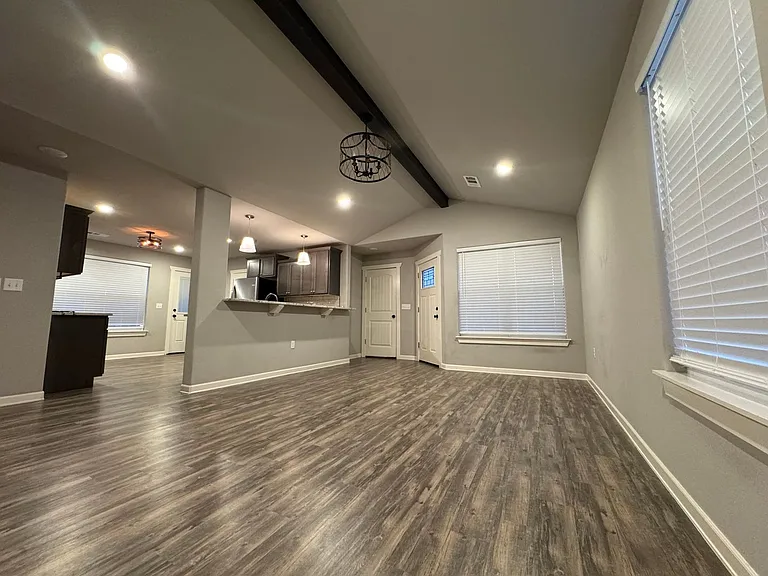 1707 SE K Pl — Photo 4