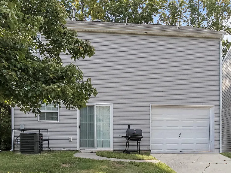 3900 Glory St — Photo 1