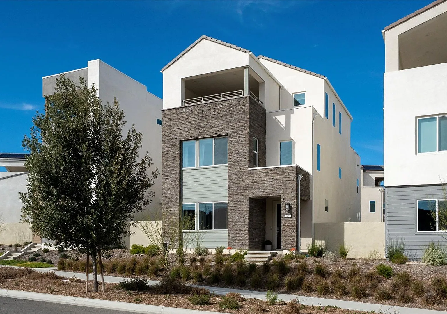 Fabulous 4- bed Valencia Home with Amazing Views! — Photo 2