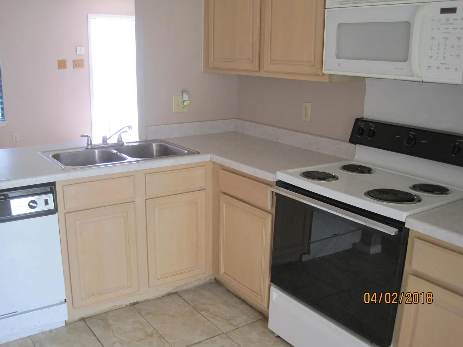 3 bed, 2.5 bath, 1367 sqft, $1,555 — Photo 2