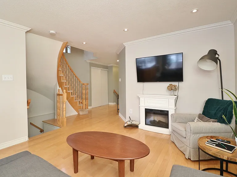 2216 Brockstone Cres — Photo 8