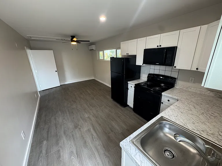 560 Hillside Ter #2 — Photo 4