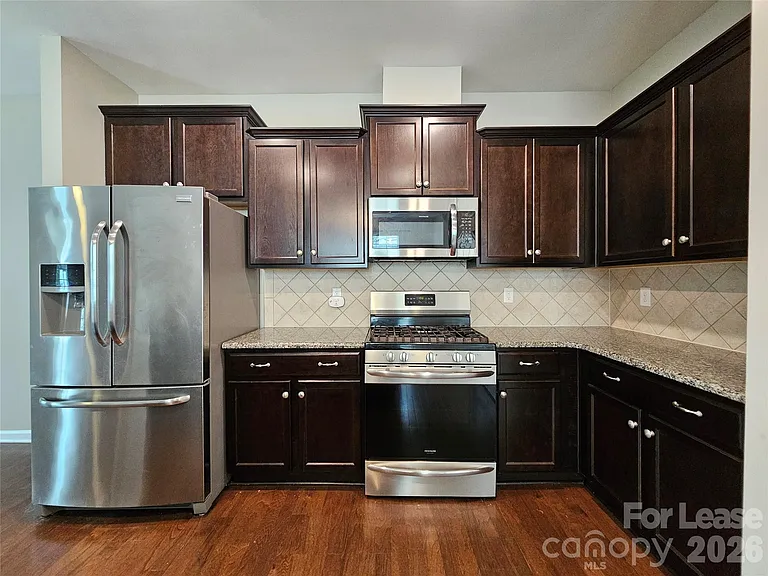 3233 Yarmouth Ln — Photo 2