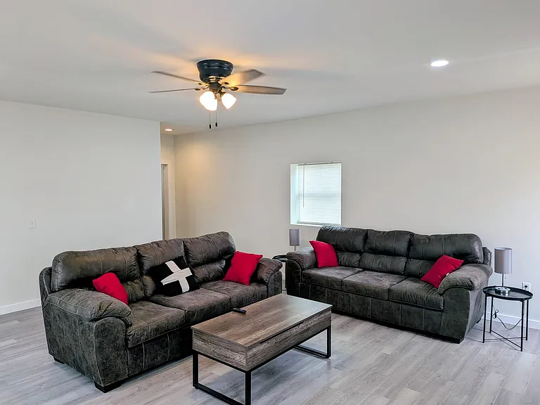 8910 Franklin Ave — Photo 2