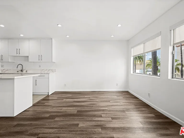 136 S Palm Dr #301 — Photo 7