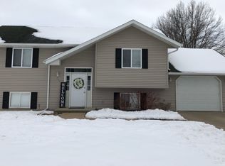 909 Lisa Dr, Maquoketa, IA 52060