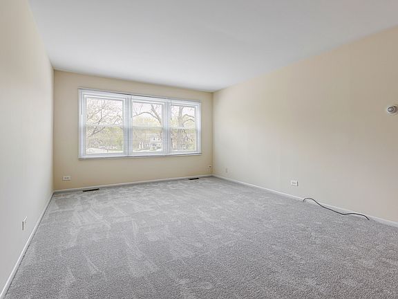3rd image of 907 Banbury Ct