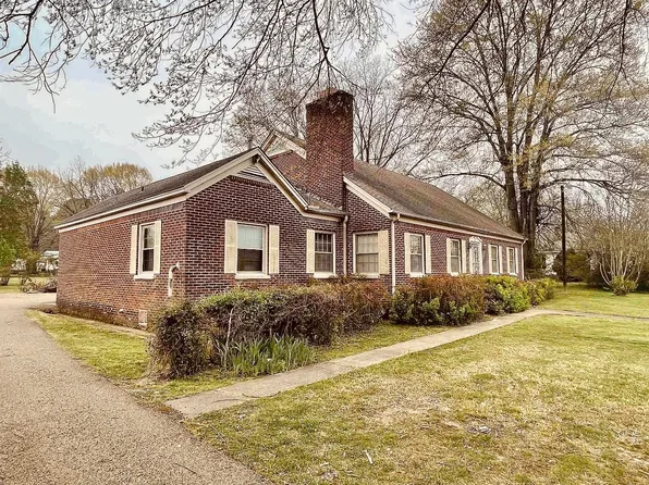 322 E Poplar Ave, Selmer, TN 38375