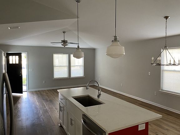 3rd image of 401 Raven Ln