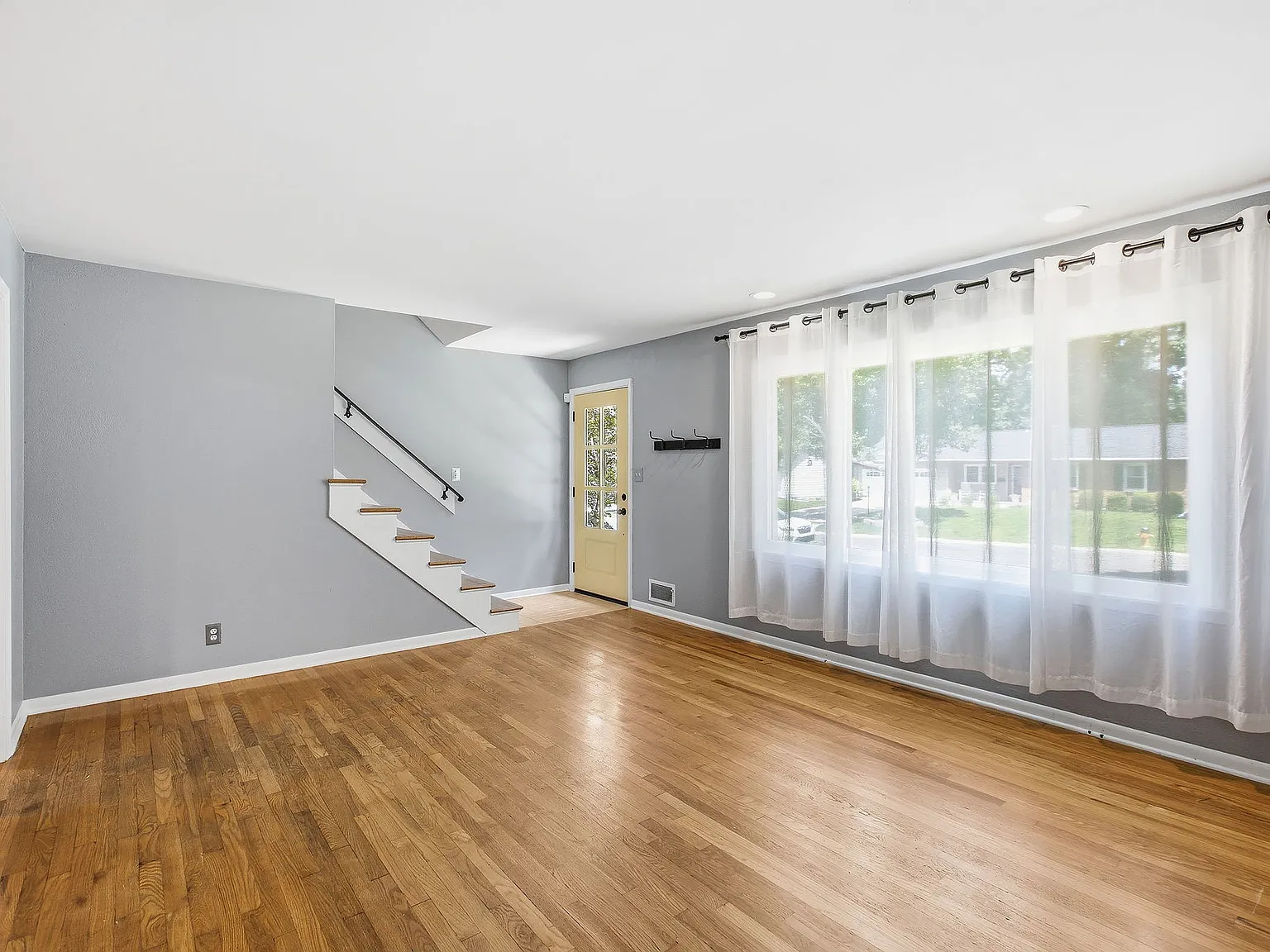 4 bed, 2402 sqft, $3,450 — Photo 2
