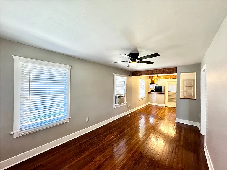 1018 Dunbar St — Photo 9