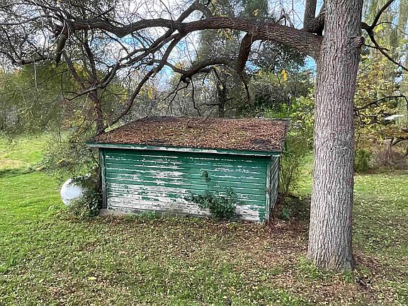 5th image of 709 Spring St