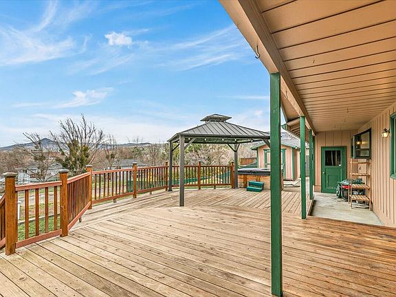 2nd image of 401 Elm St