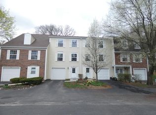 22 Forest Ln, Cary, IL 60013