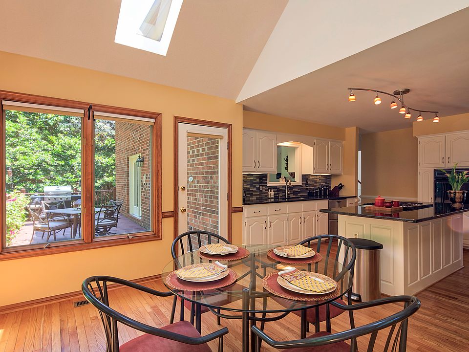 Eat in kitchen area/sunroom