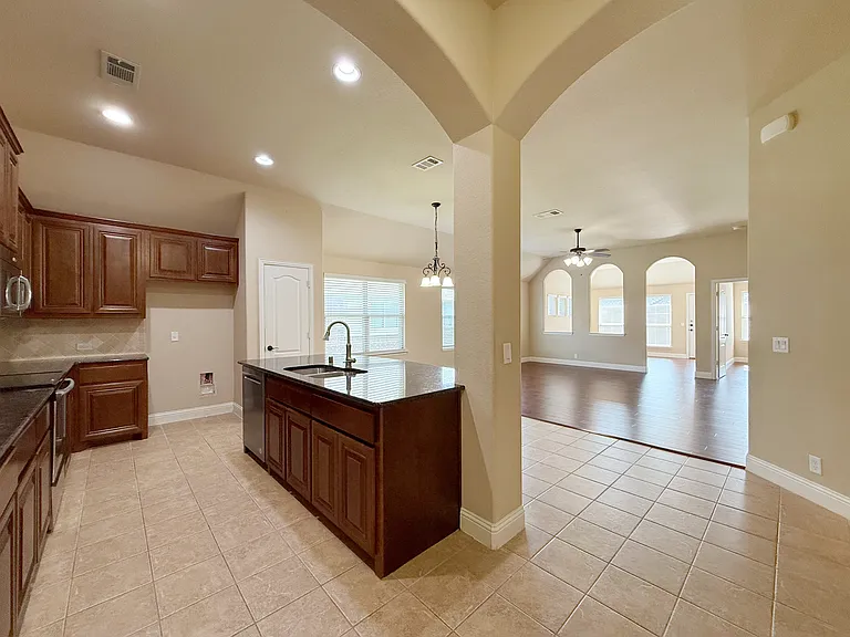 4303 Oak Bluff Dr — Photo 9