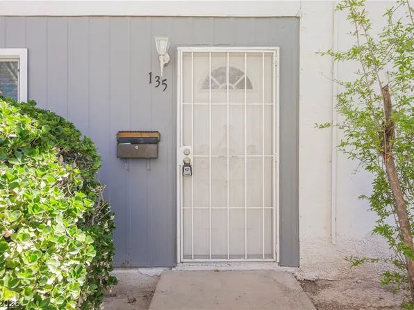 135 Greenbriar Townhouse Way, Las Vegas, NV 89121