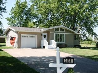 2104 Four Winds Dr, Cedar Falls, IA 50613